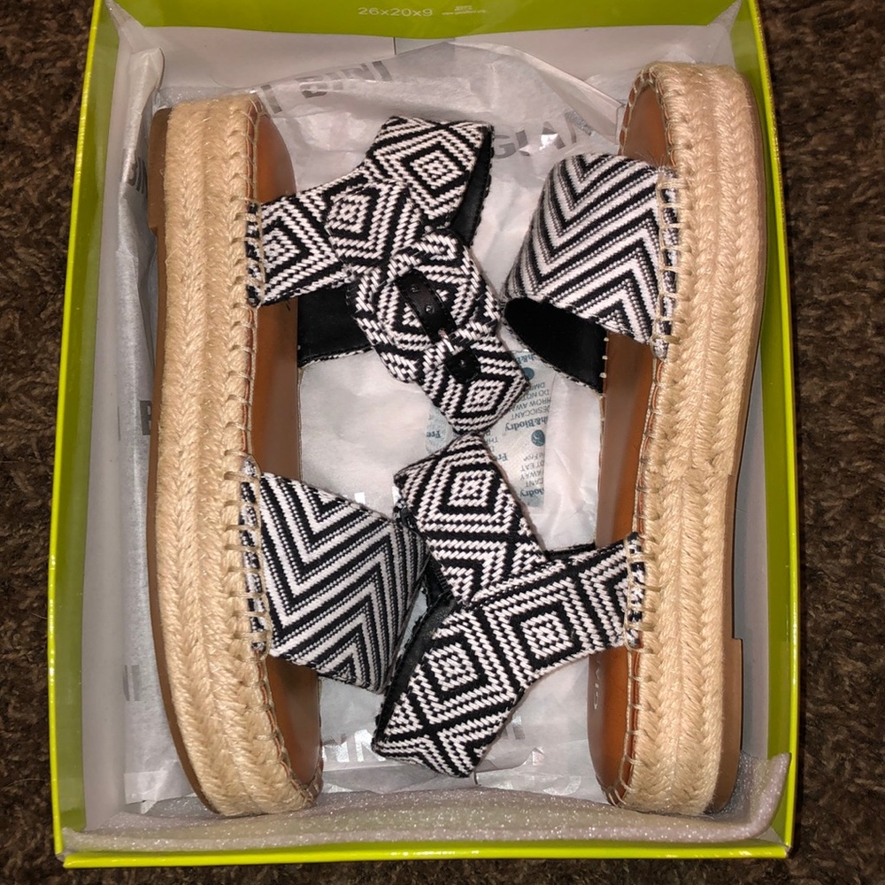 Gianni Bini kaygan platform sandals